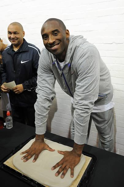 2010: Kobe Bryant inaugura la London school of basketball
